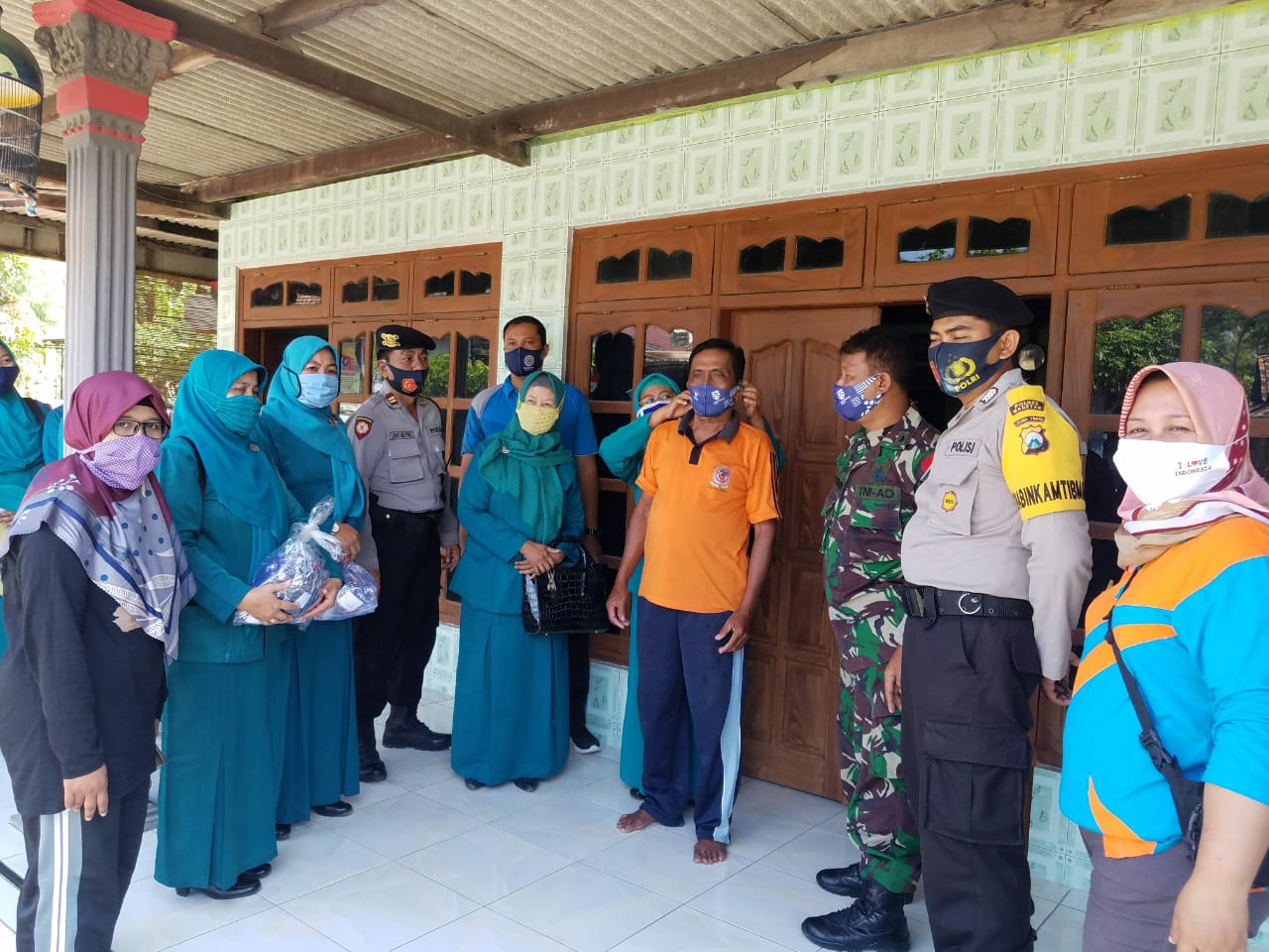 PEMBAGIAN MASKER COVID 19 